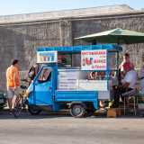 ...l� dove dal 1980 si posiziona con il suo tre ruote trasformato in una sorta di bar all�aperto